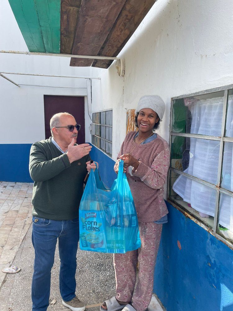 Distribuição de bens alimentícios doados pela Cruz Vermelha