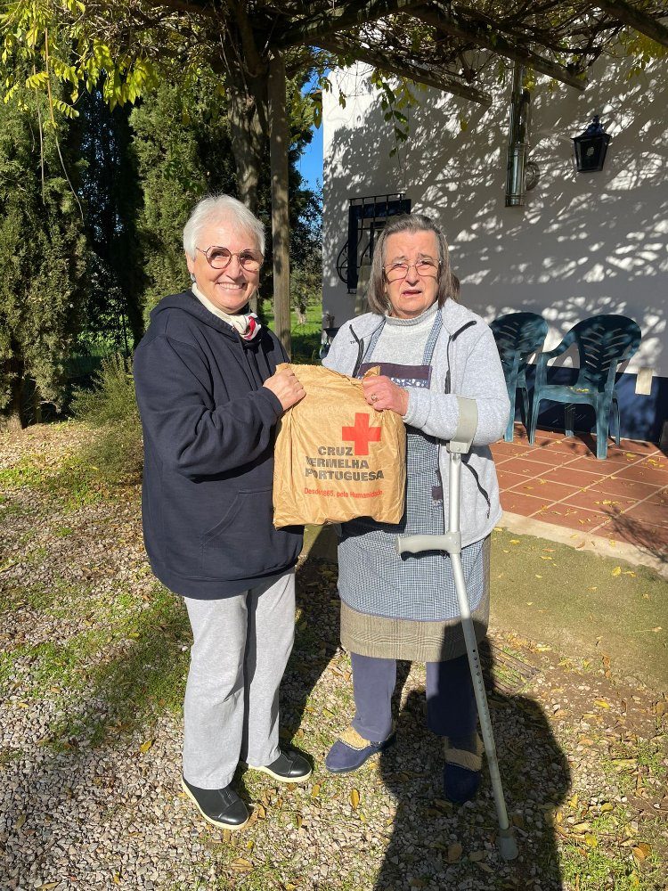 Distribuição de bens alimentícios doados pela Cruz Vermelha