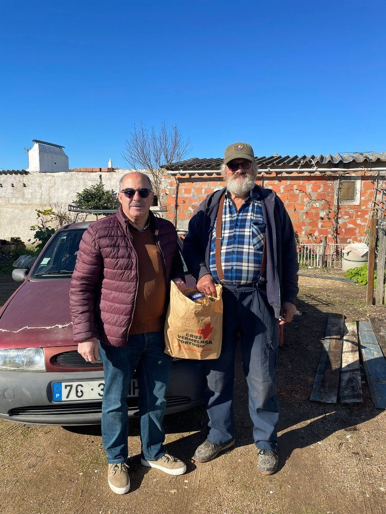 Distribuição de bens alimentícios doados pela Cruz Vermelha