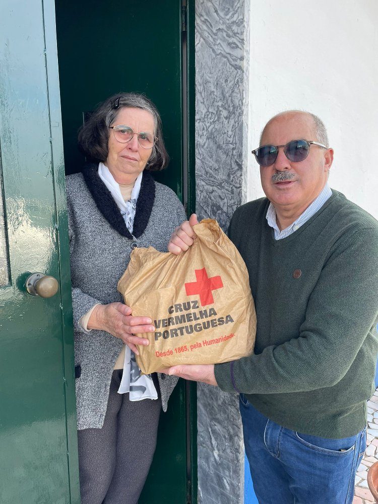 Distribuição de bens alimentícios doados pela Cruz Vermelha
