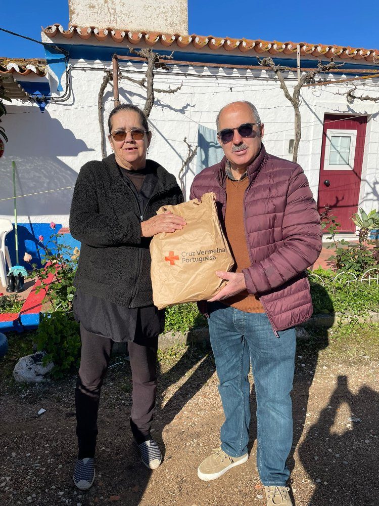 Distribuição de bens alimentícios doados pela Cruz Vermelha