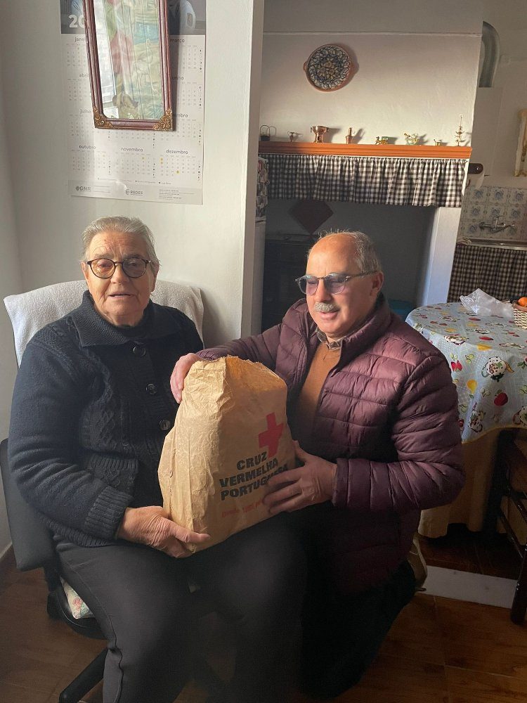 Distribuição de bens alimentícios doados pela Cruz Vermelha