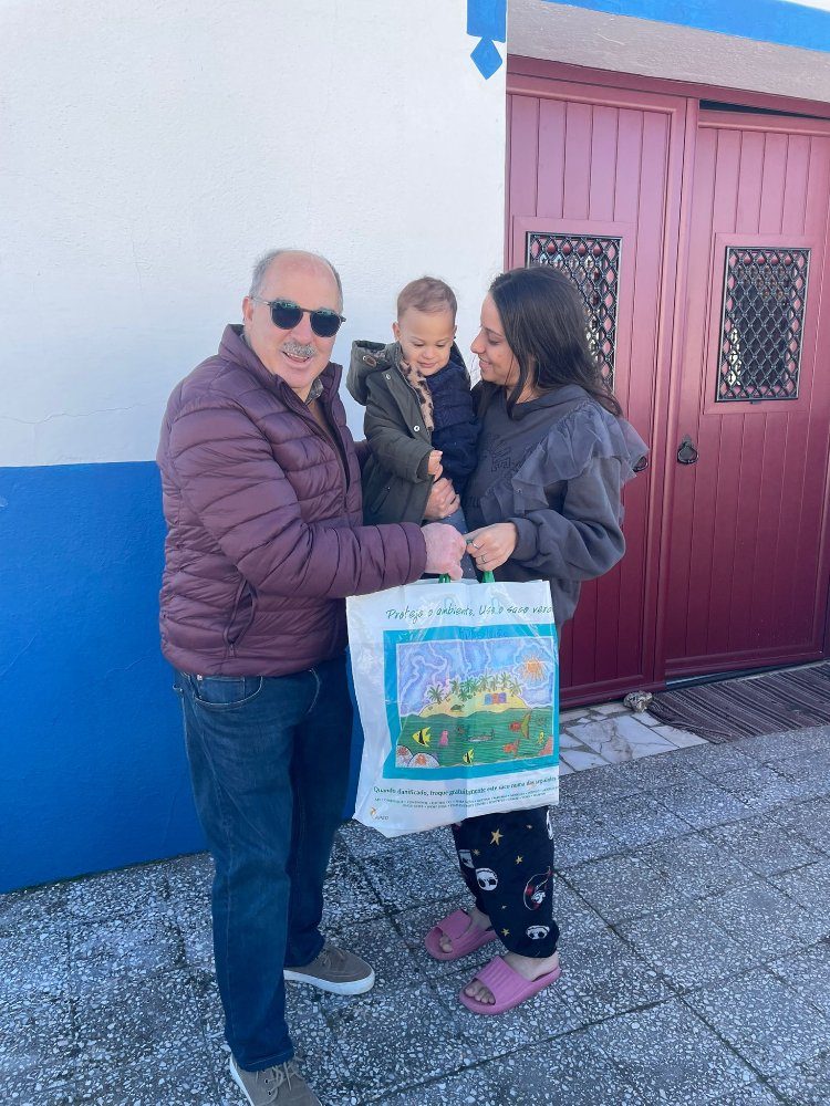Distribuição de bens alimentícios doados pela Cruz Vermelha