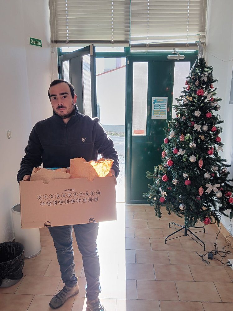Distribuição de bens alimentícios doados pela Cruz Vermelha