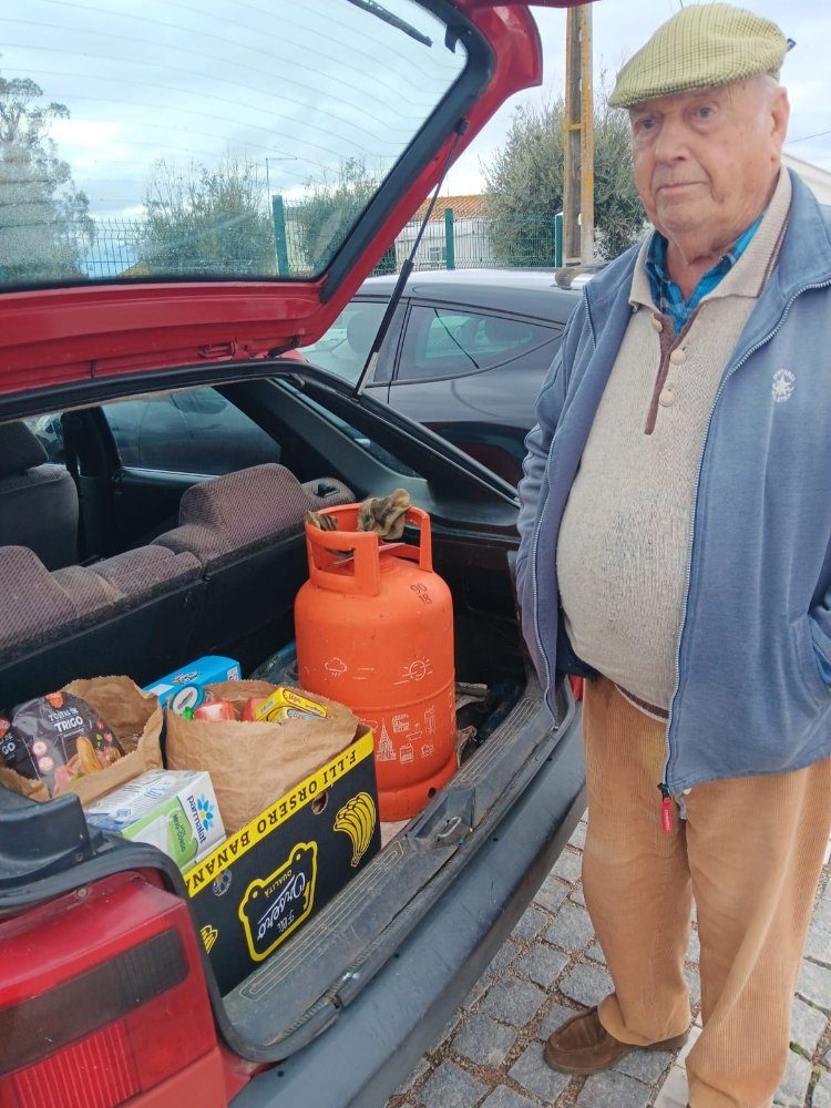 Distribuição de bens alimentícios doados pela Cruz Vermelha