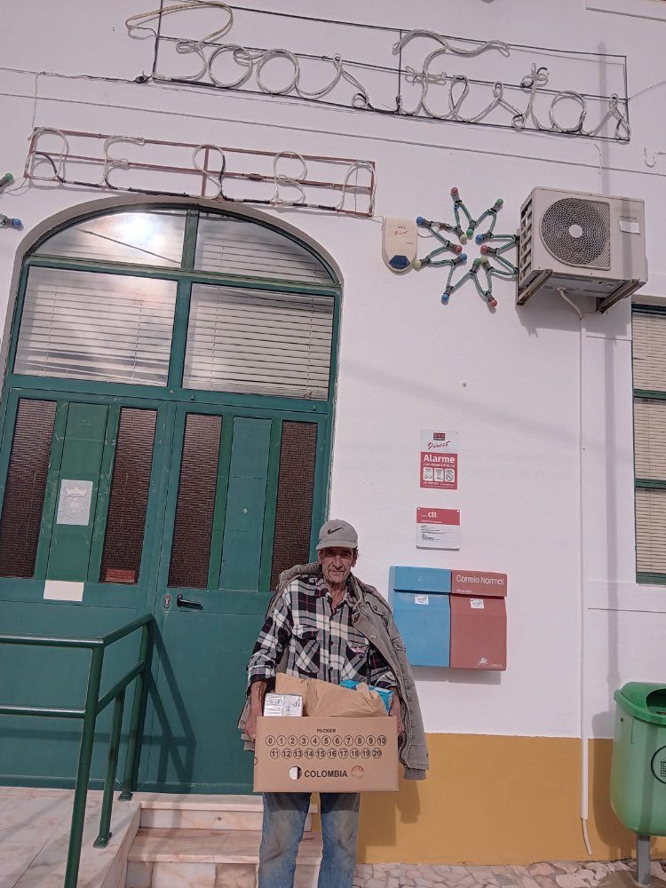 Distribuição de bens alimentícios doados pela Cruz Vermelha