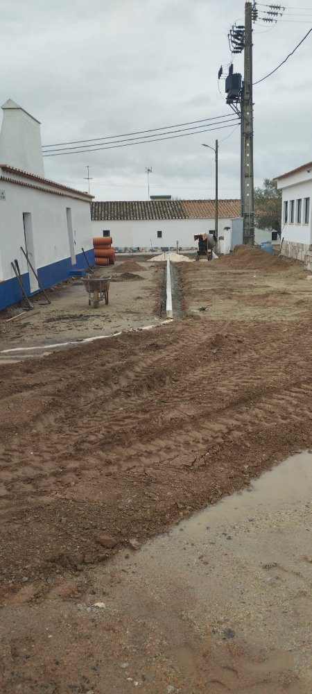 Obras no Largo da Igreja, em S. Bento e em Sta. Vitória