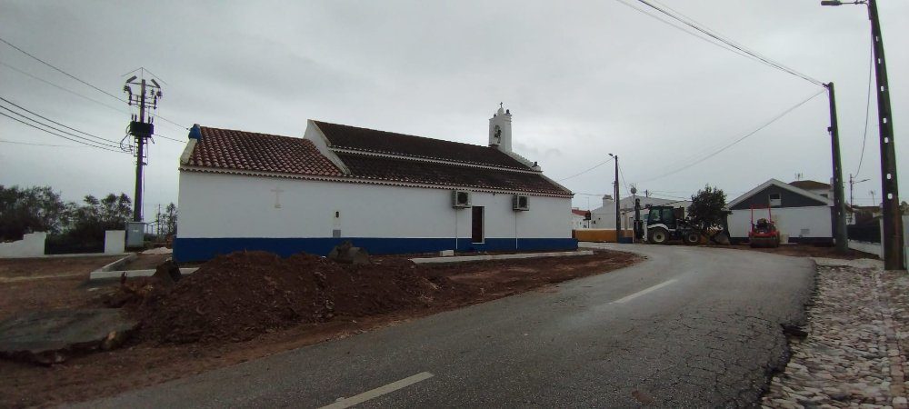Obras no Largo da Igreja, em S. Bento e em Sta. Vitória
