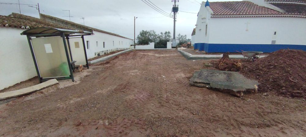 Obras no Largo da Igreja, em S. Bento e em Sta. Vitória