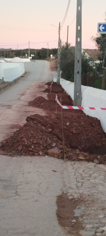 Obras no Largo da Igreja, em S. Bento e em Sta. Vitória