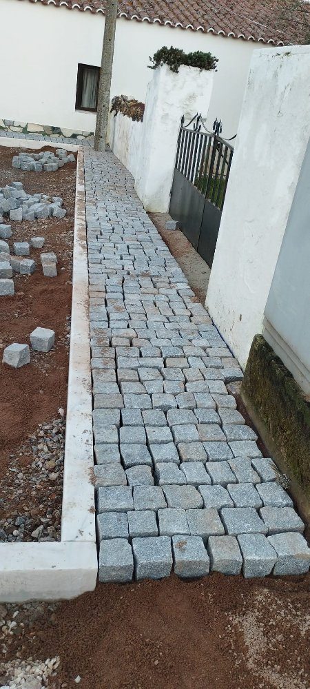 Obras no Largo da Igreja, em S. Bento e em Sta. Vitória