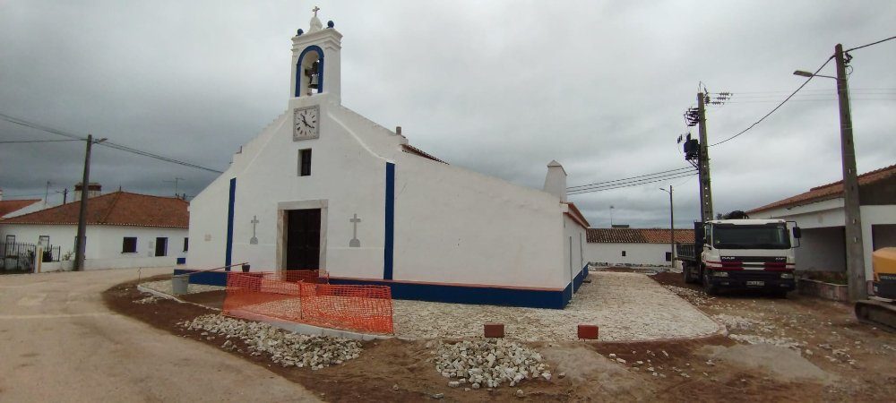 Obras no Largo da Igreja, em S. Bento e em Sta. Vitória